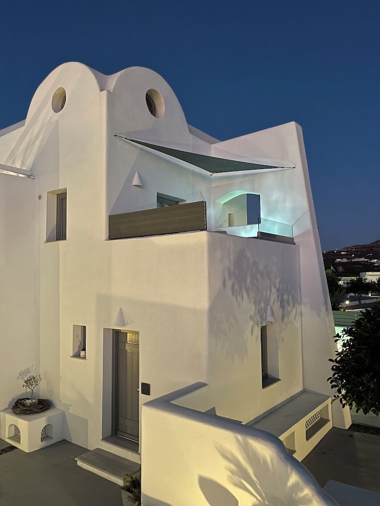 White Harmony Suites 6/69