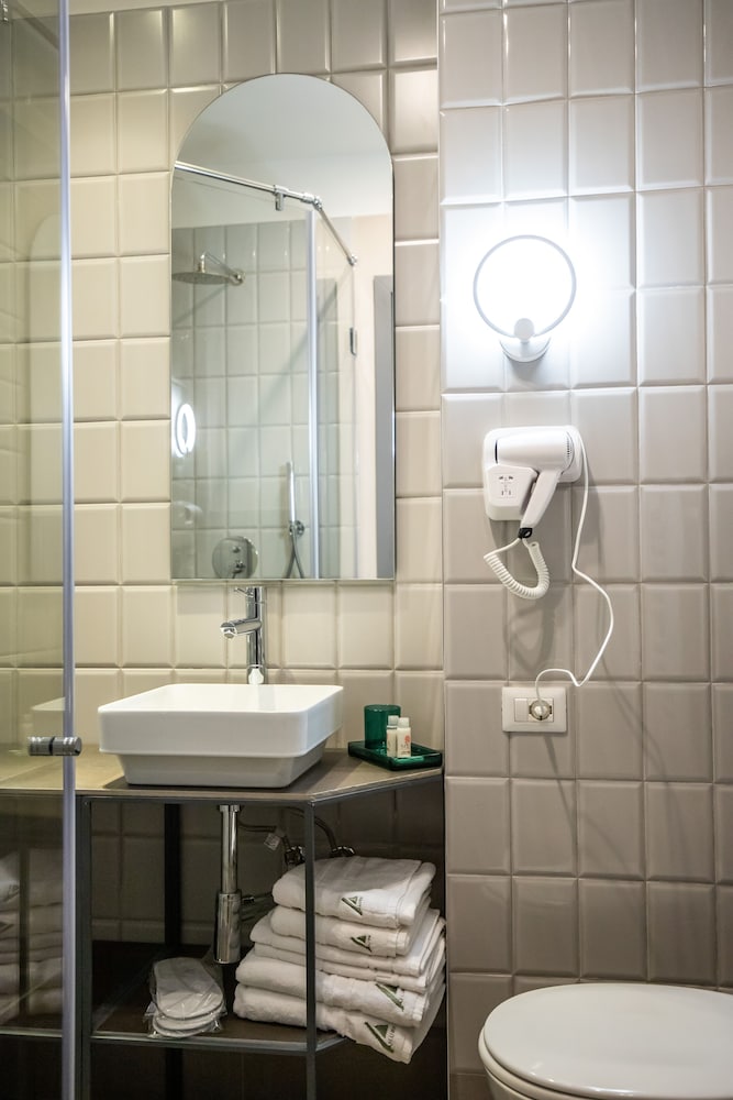 Allure Boutique Hotel 41/44