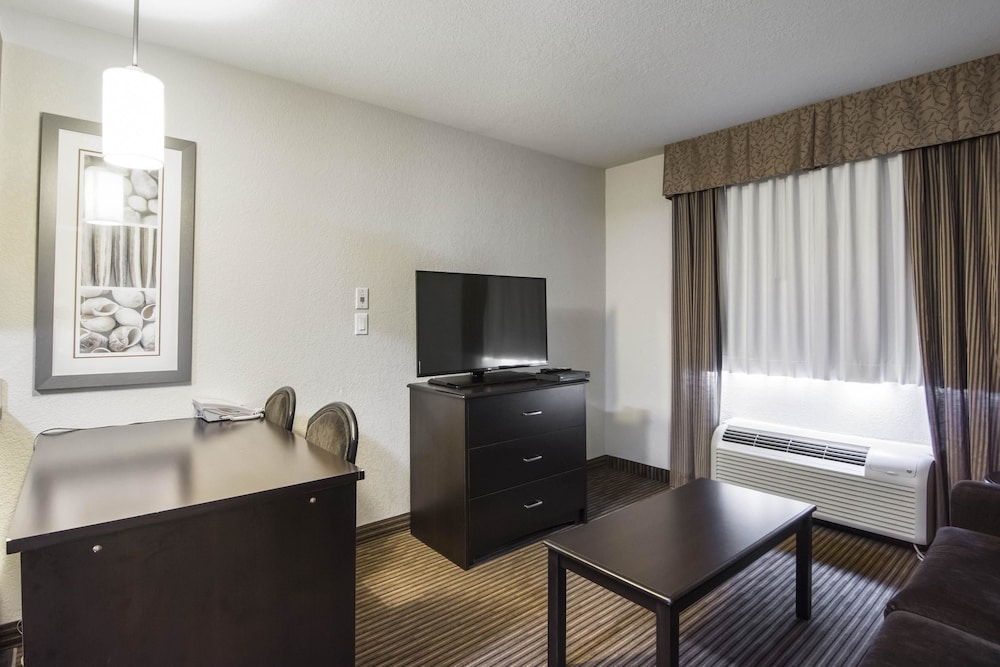 Quality Inn & Suites Thompson, MB 36/41