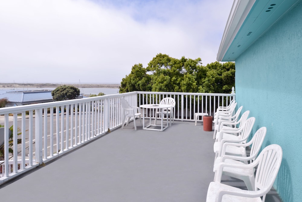 Bay View Inn 50/53