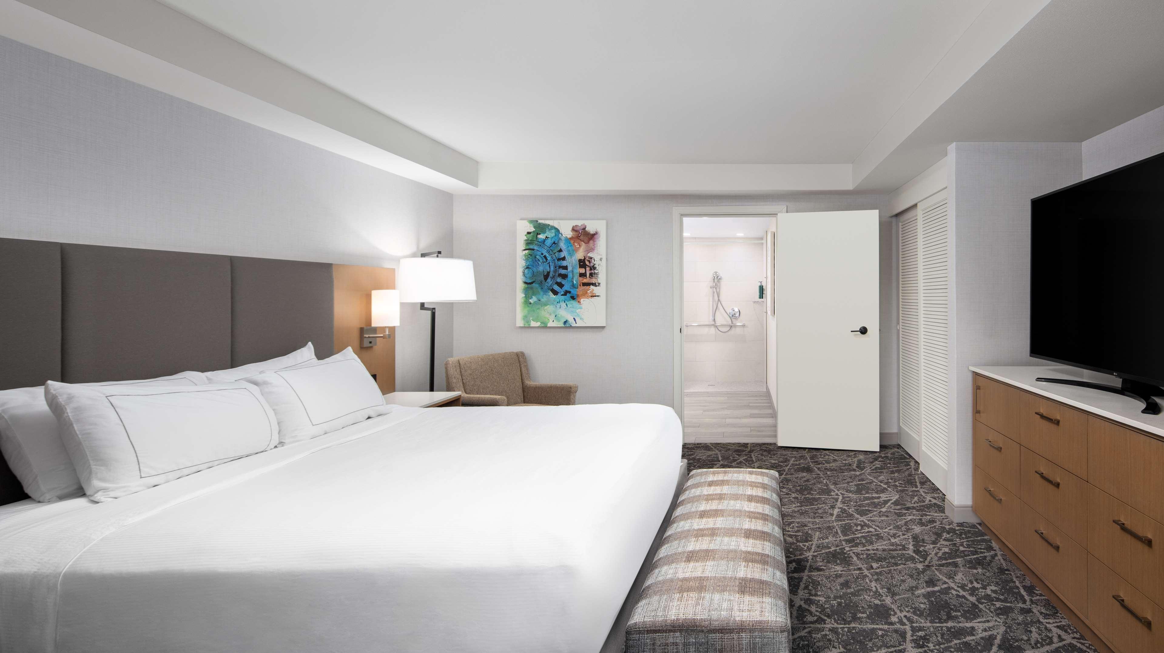 2 ROOMS, SUITE, KING BED, LIVING AREA