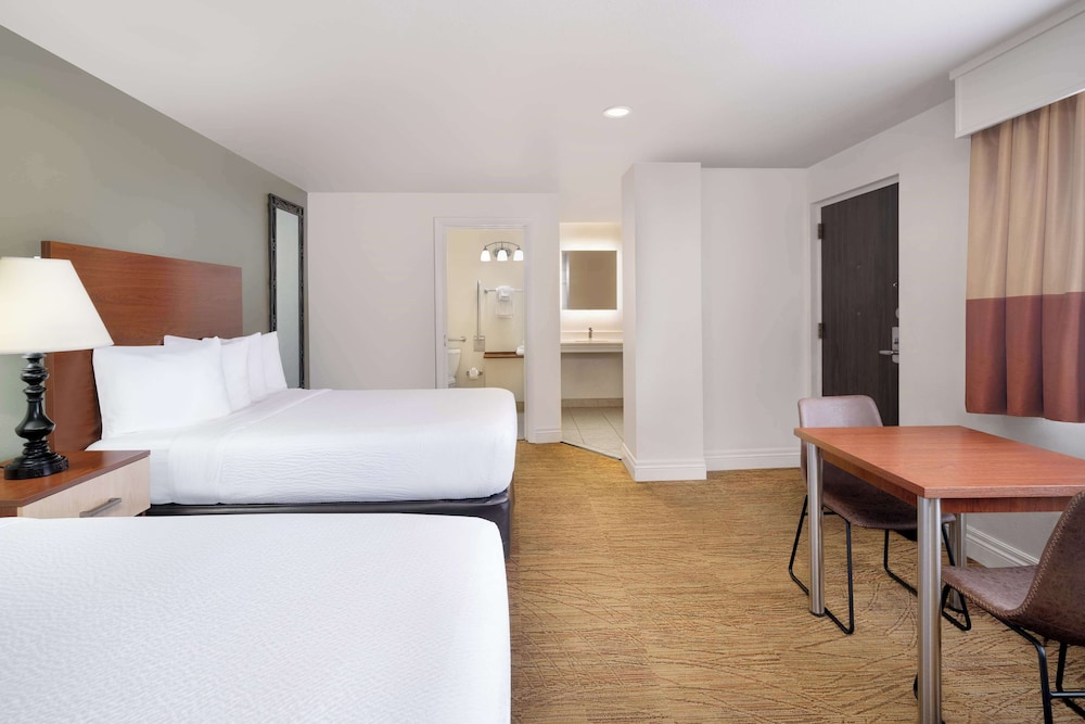 غرفة قياسية بسريرين كوين لذوي الإعاقة، Best Western Red Hills 2/6