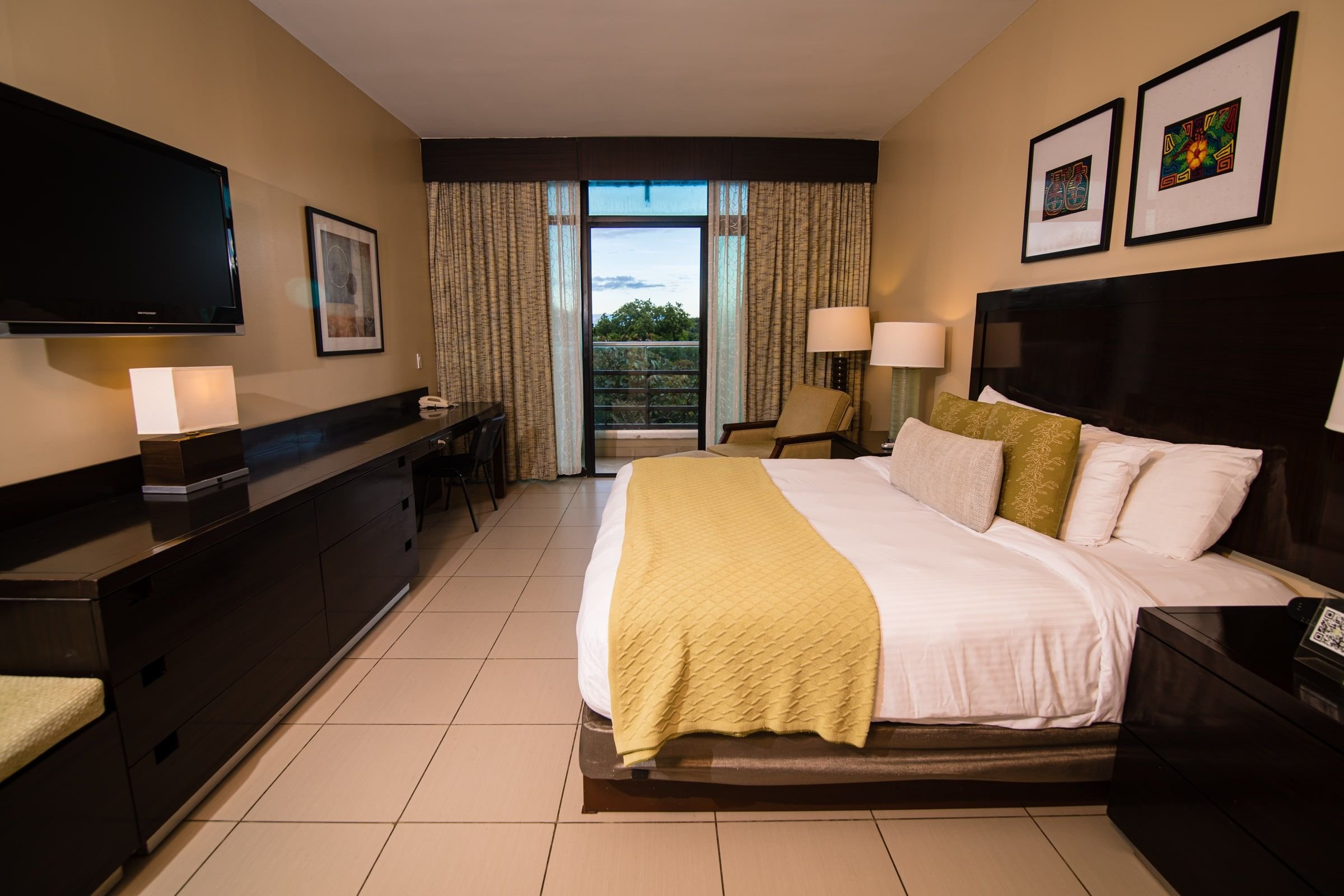 DELUXE, KING BED