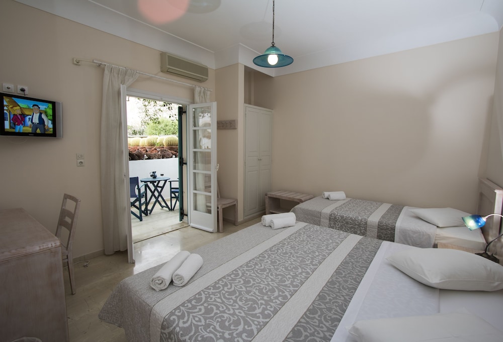 ROOM, TRIPLE, 1 DOUBLE AND 1 SINGLE BED