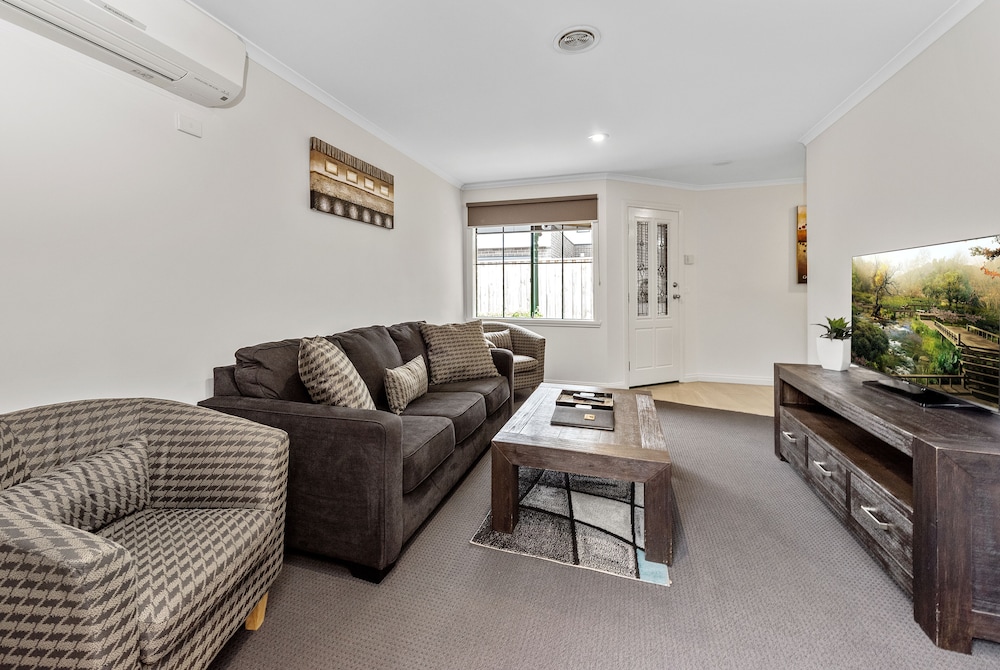 Fawkner Suites Serviced Apartments 35/64