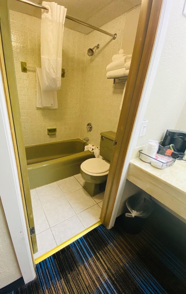 Days Inn Suites By Wyndham St Ignace Lakefront 48/50