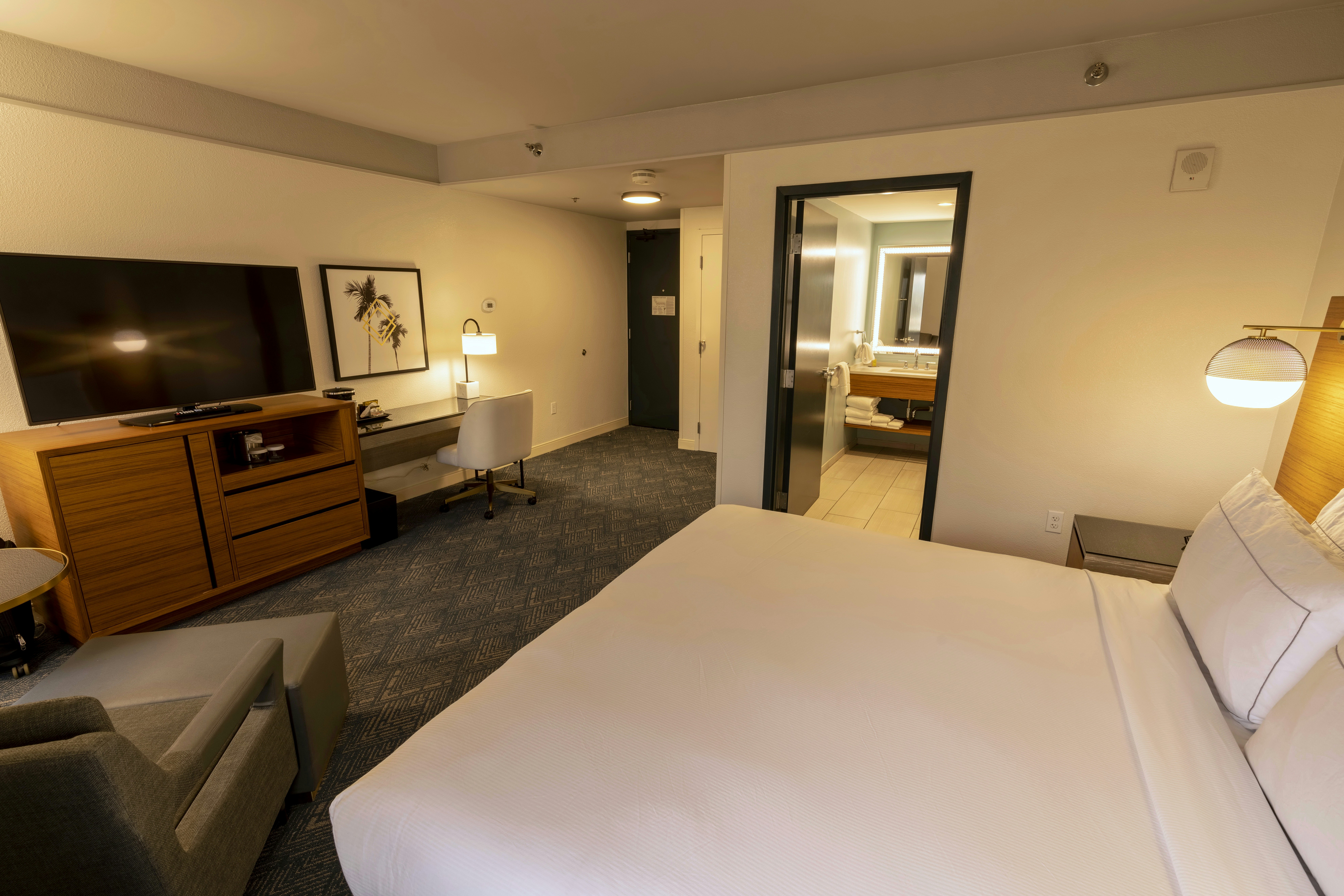 ROOM, KING BED, ACCESSIBLE
