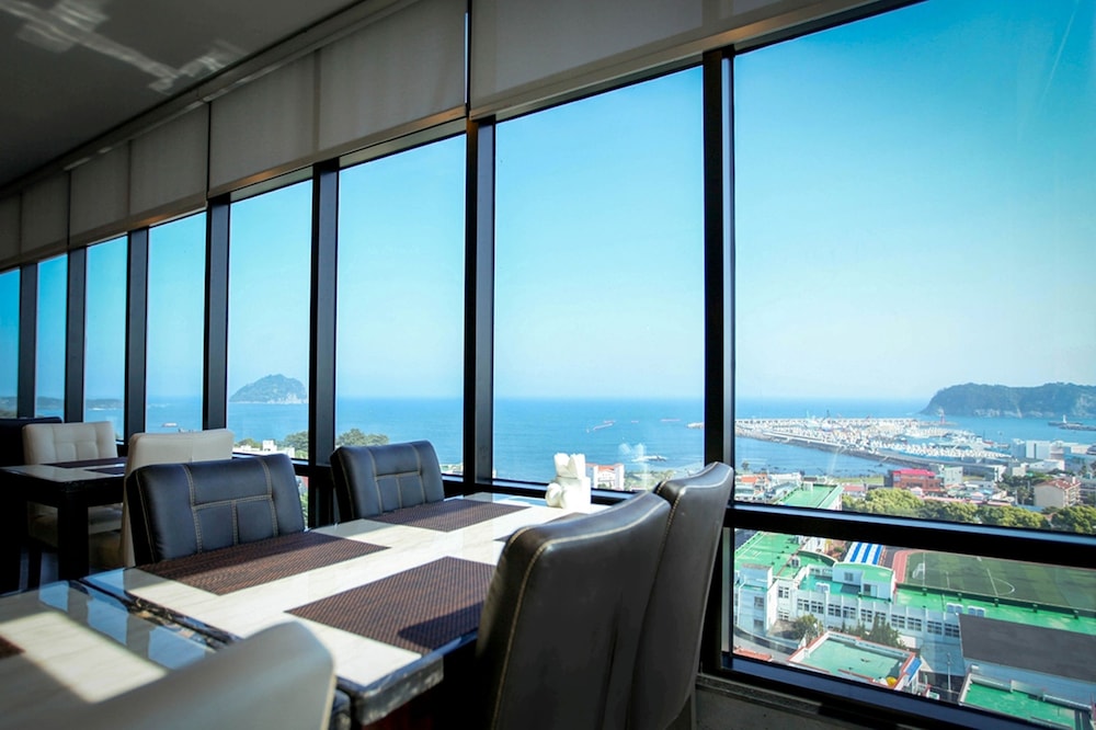 Eins Hotel 3/47