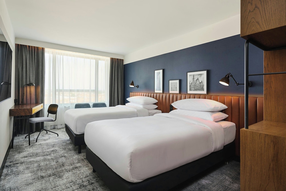 Superior, Twin Beds, City View