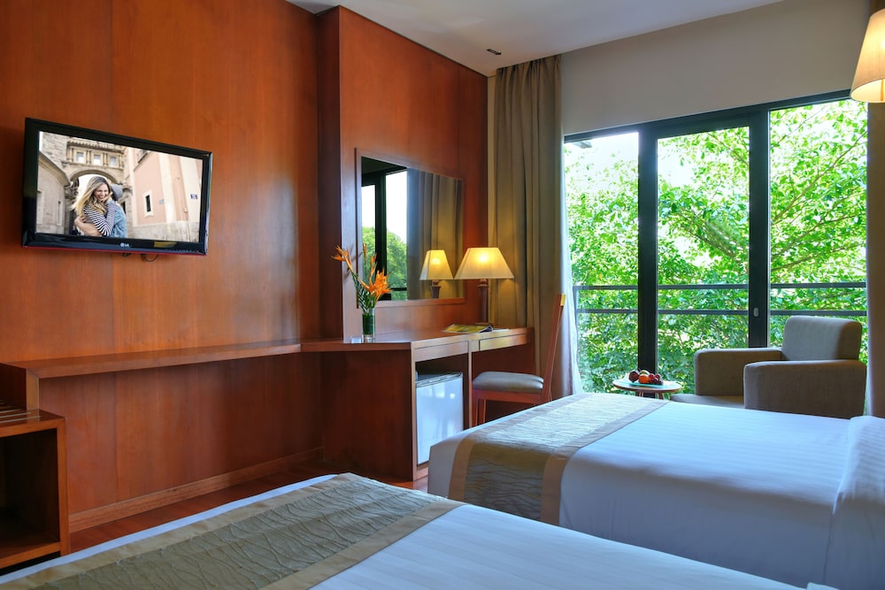 DELUXE, TWIN BEDS, BALCONY