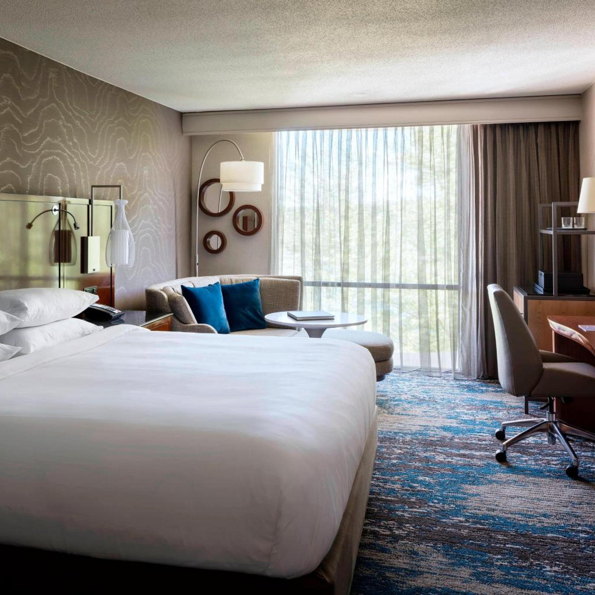 غرفة بسرير كينج بشرفة لذوي الإعاقة، Boston Marriott Newton 5/8