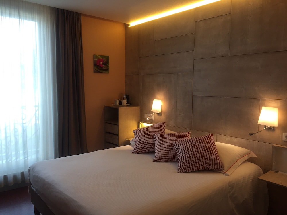 Room, Double Bed, Partial Lake View
