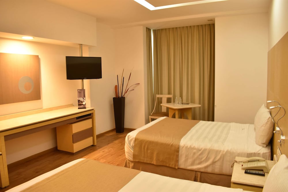 Ramada by Wyndham Mexico City Santa Fe 8/55