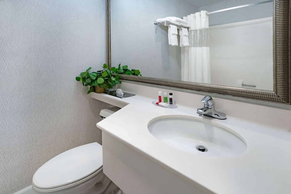 غرفة قياسية بسرير كوين، Howard Johnson by Wyndham Lenox 6/6