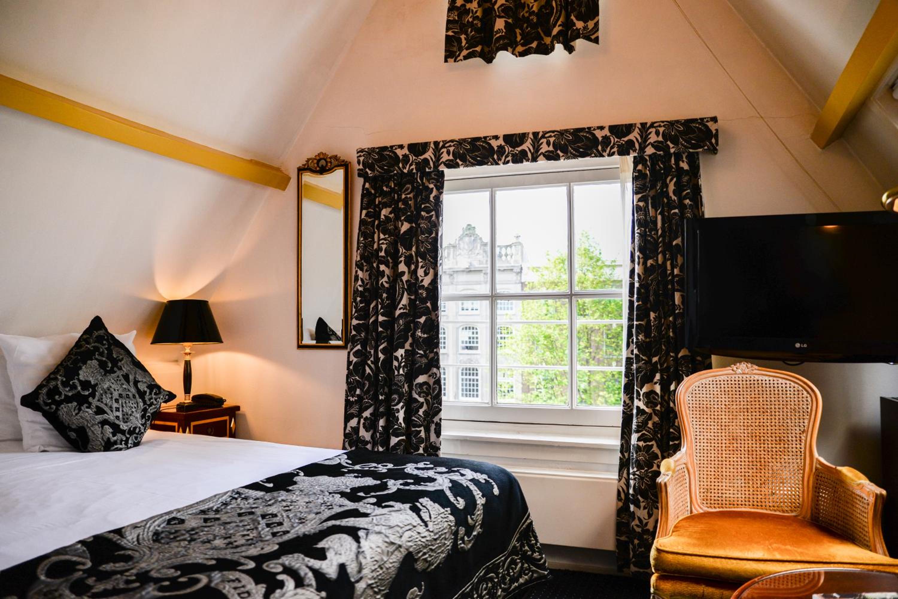 غرفة كلاسيكية بسرير مزدوج أو سريرين منفصلين بإطلالة على القناة
