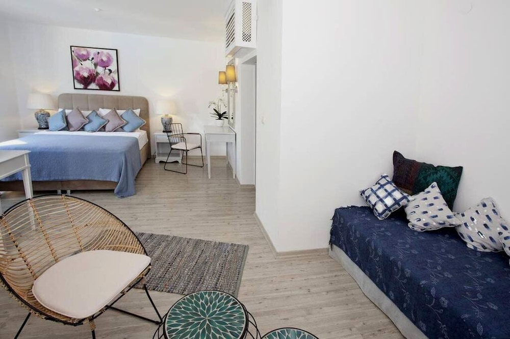 STUDIO, SUITE