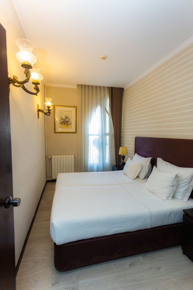 FAMILY SUITE, DOUBLE AND TWIN BEDS