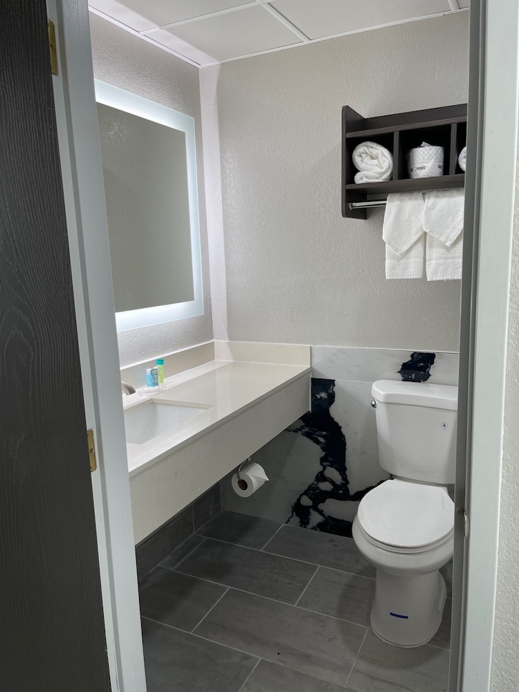 HomeTown Inn and Suites Belle Plaine 61/65