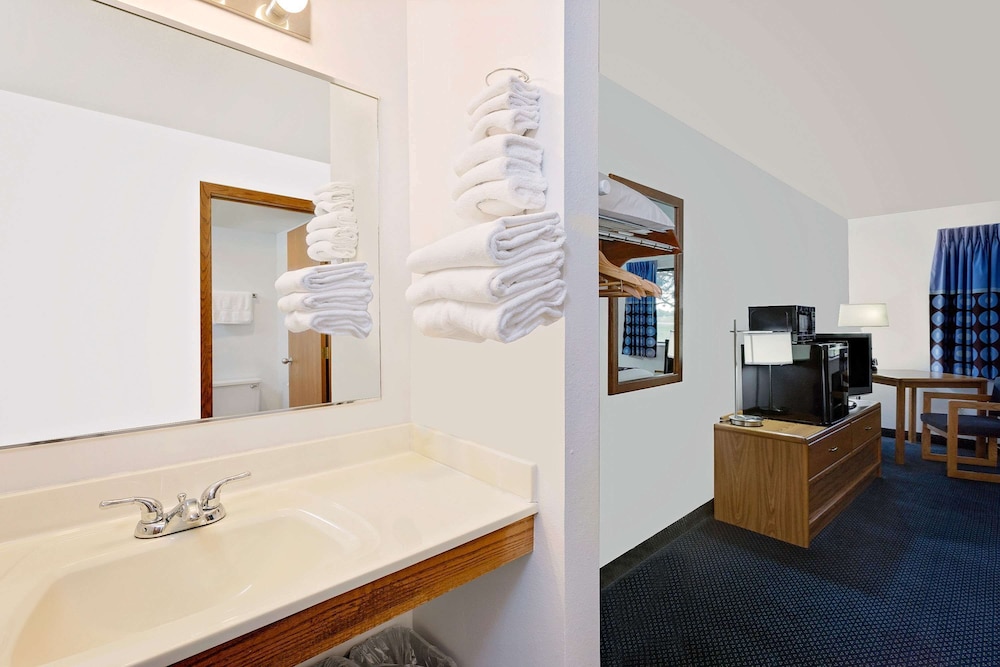 Super 8 By Wyndham St. James 25/25