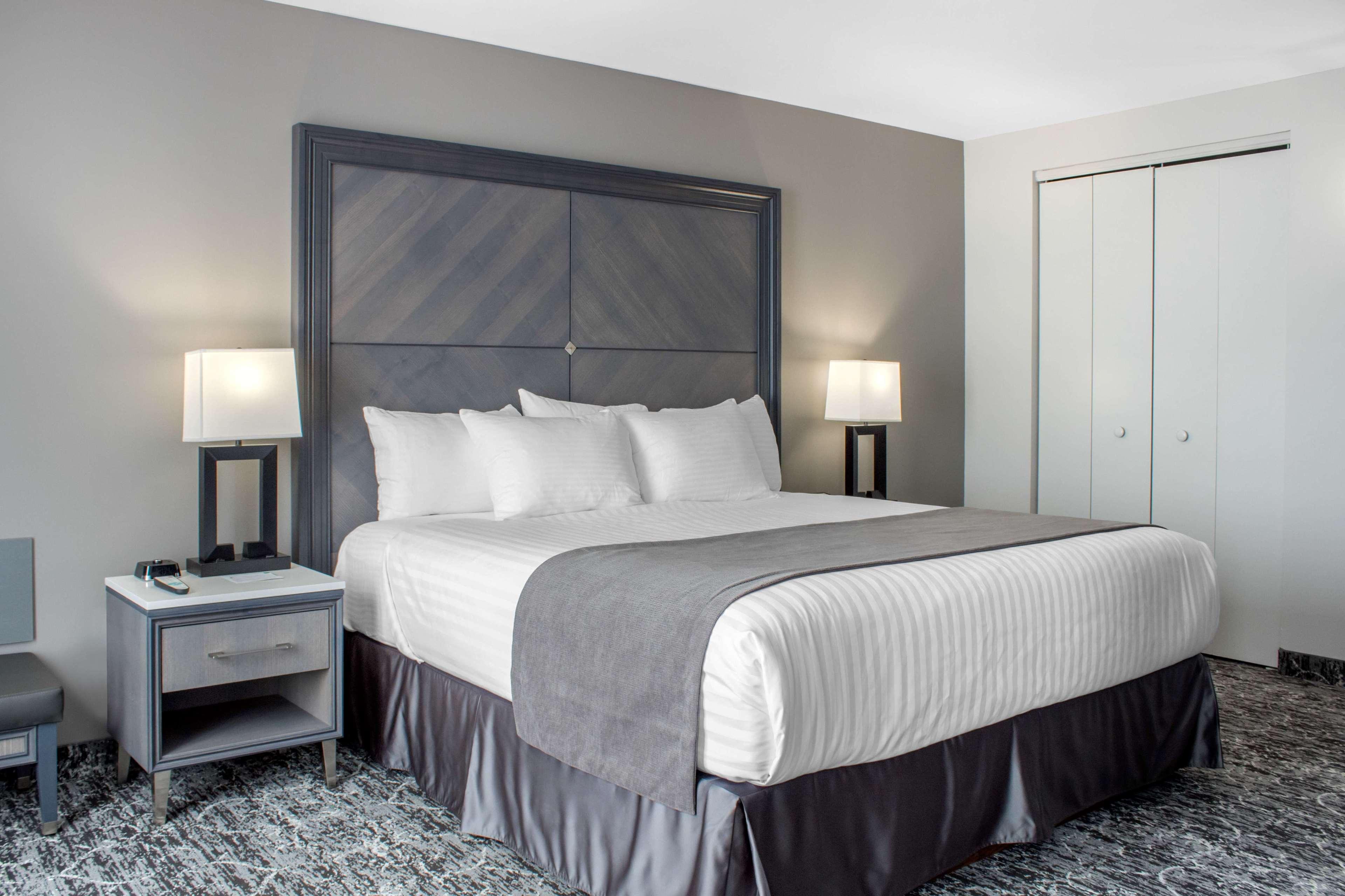 1 Bedroom, Monarch, Suite, King Bed, River View