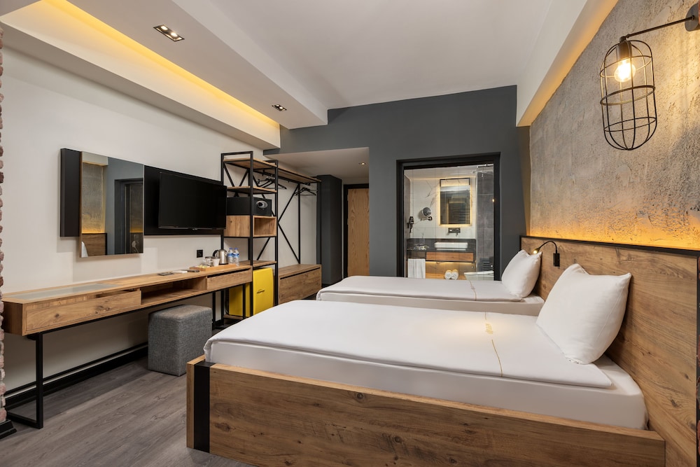 DELUXE, TWIN BEDS, CITY VIEW