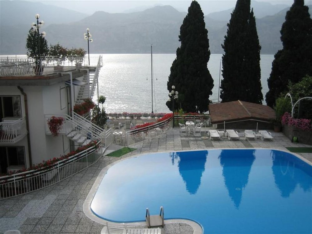 Hotel Excelsior Bay 8/50