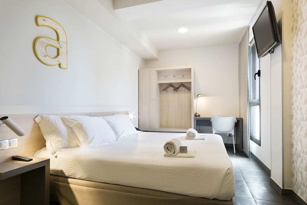ROOM, DOUBLE BED