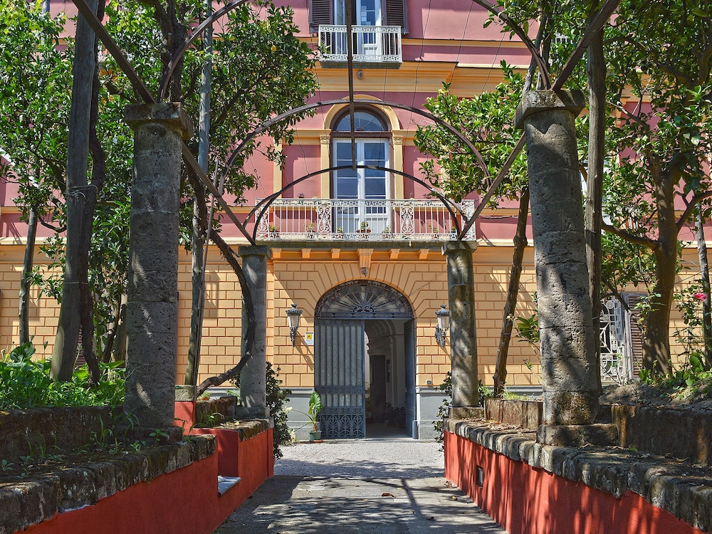 The Secret Garden Relais 33/66