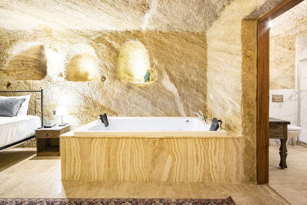 Uzay Cave Suites 6/50