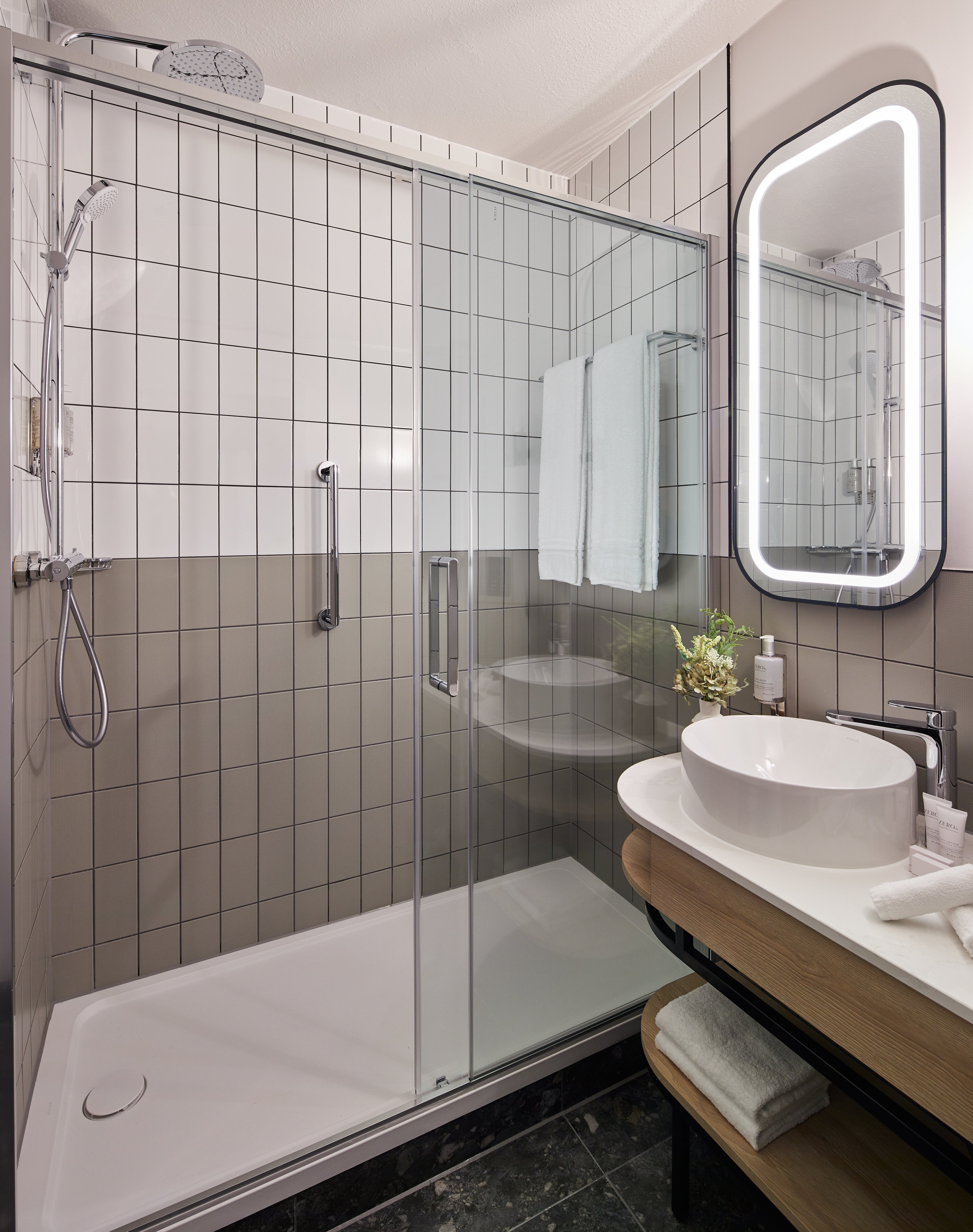 Superior, Double Bed, Leonardo Hotel Dublin Parnell Street 2/2