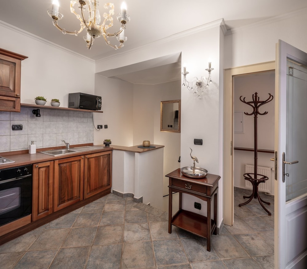 Chateau 9 Apartments by Adrez Living 3/50