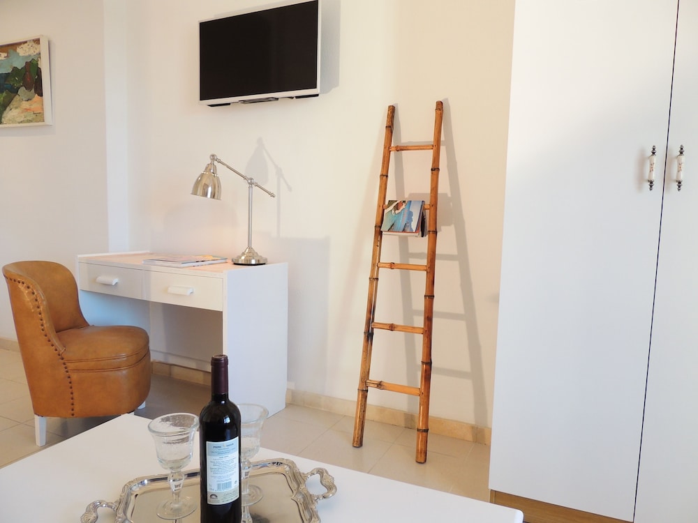 BELLA COLINA VINTAGE HOTEL 1953 20/30