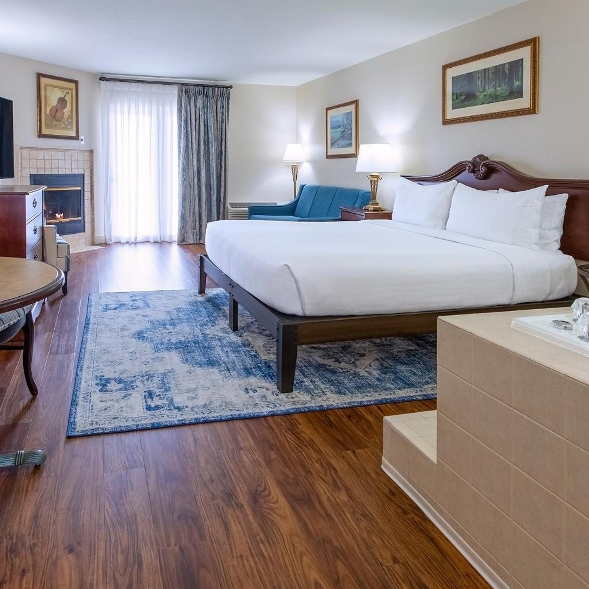 Mountain, Premier, King Bed, Water Park View