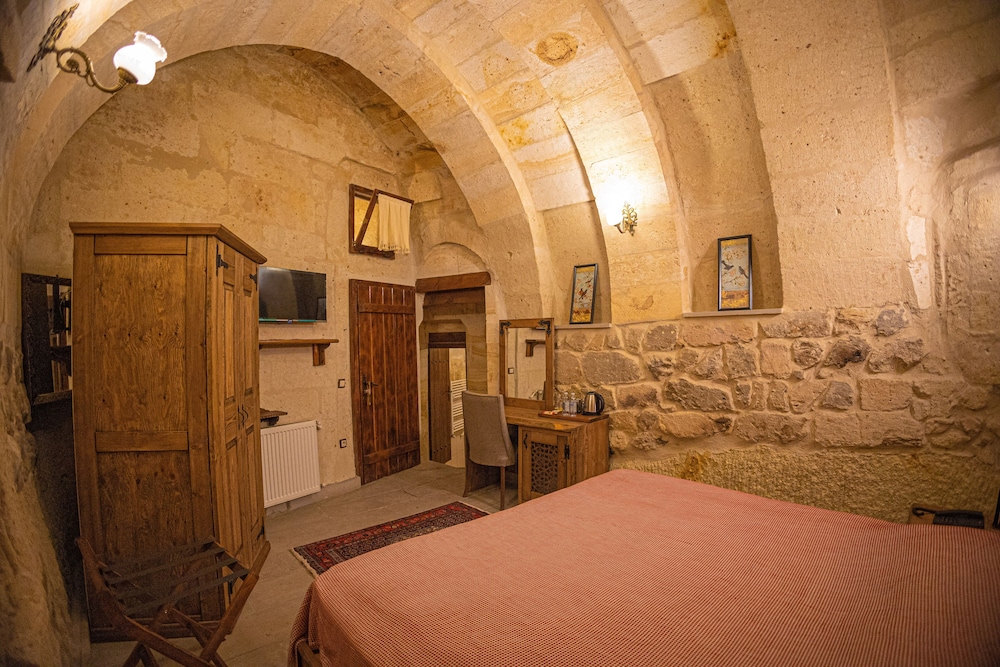 Pietra Cave Suites 11/49