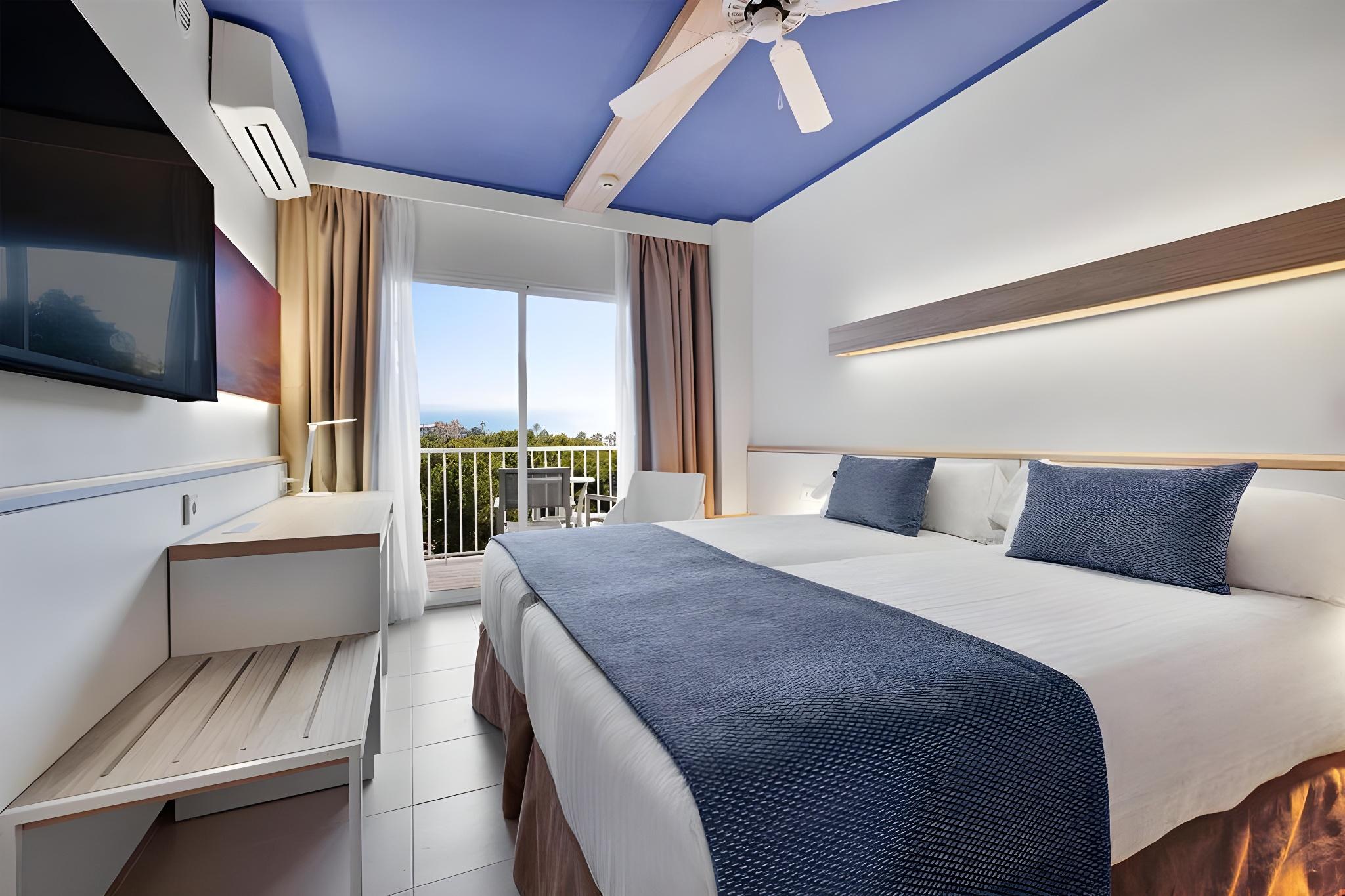 غرفة بسريرين منفصلين بإطلالة على البحر