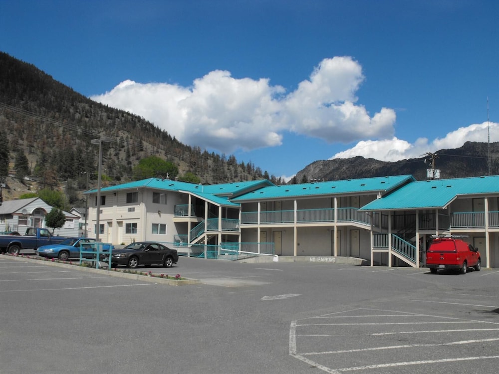 Canadas Best Value Inn Mile 0 4/10