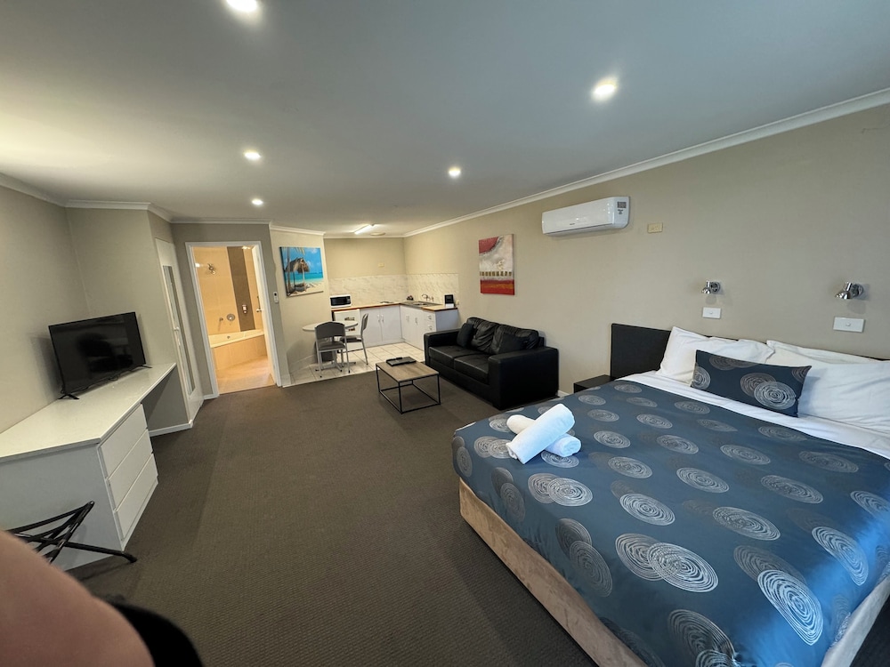 Blue Whale Motor Inn and Apartments 17/55