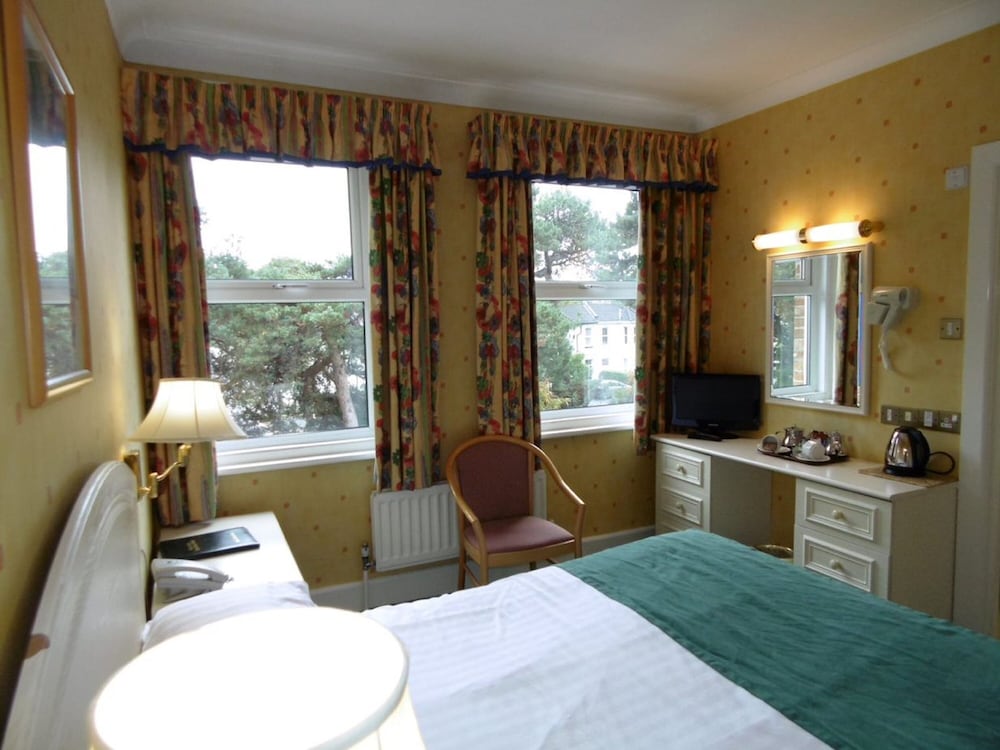 Elstead Hotel 11/50