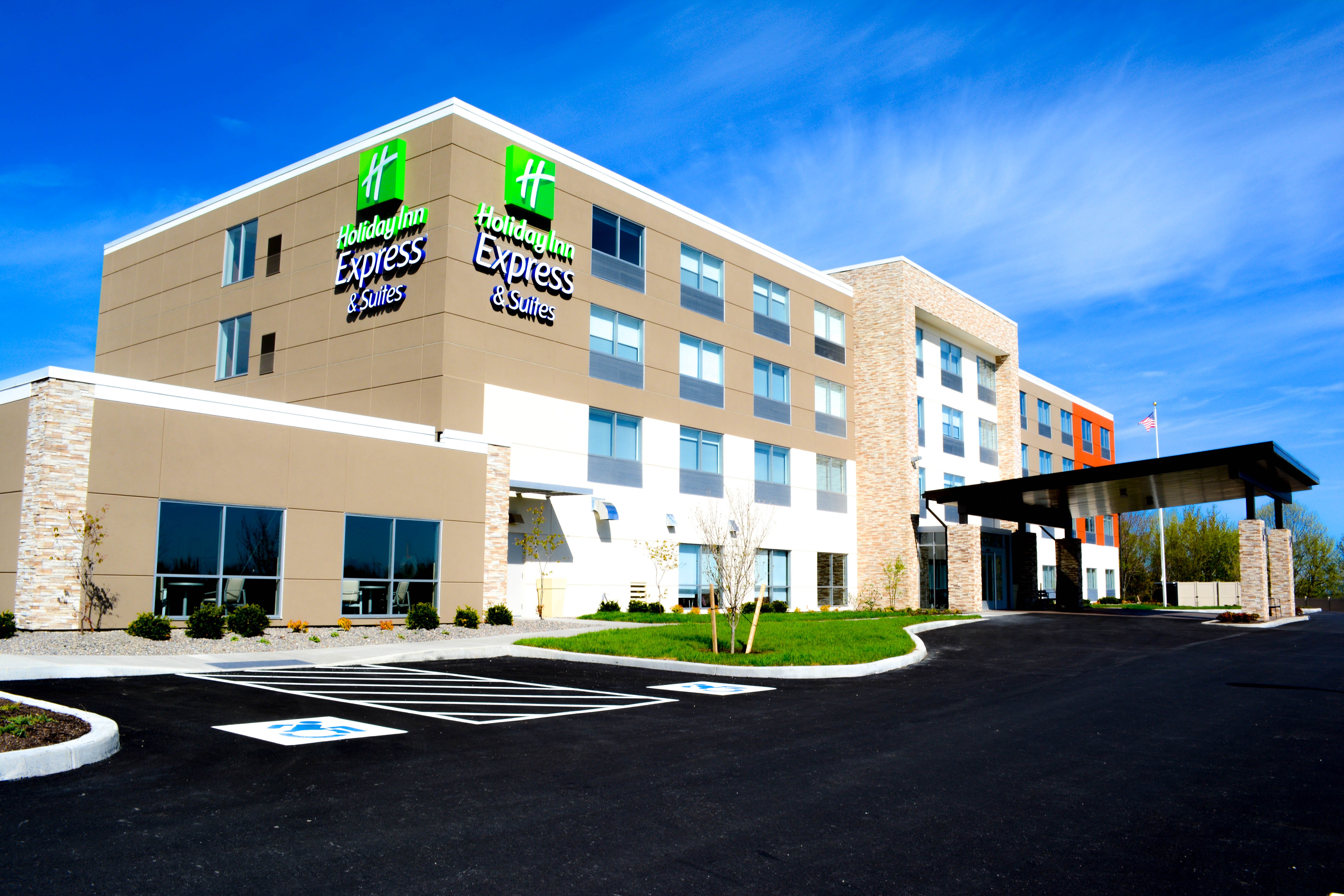 Holiday Inn Express Suites Oswego 44/48
