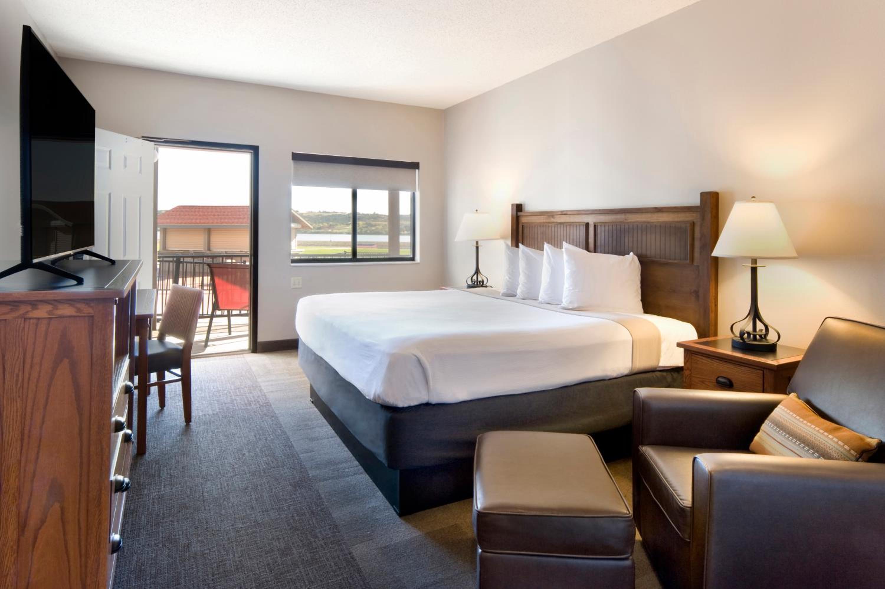 Guest Room, King Bed, Riverside