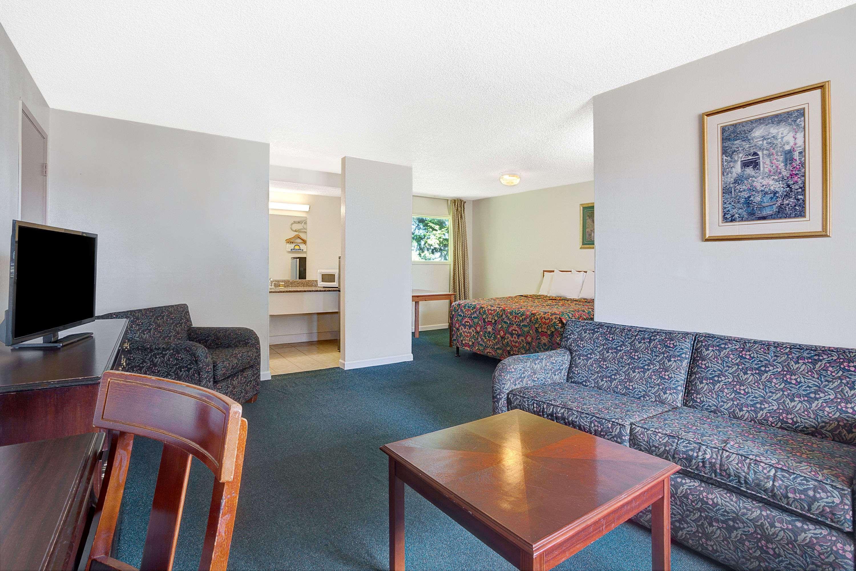 Days Inn Everett 7/13