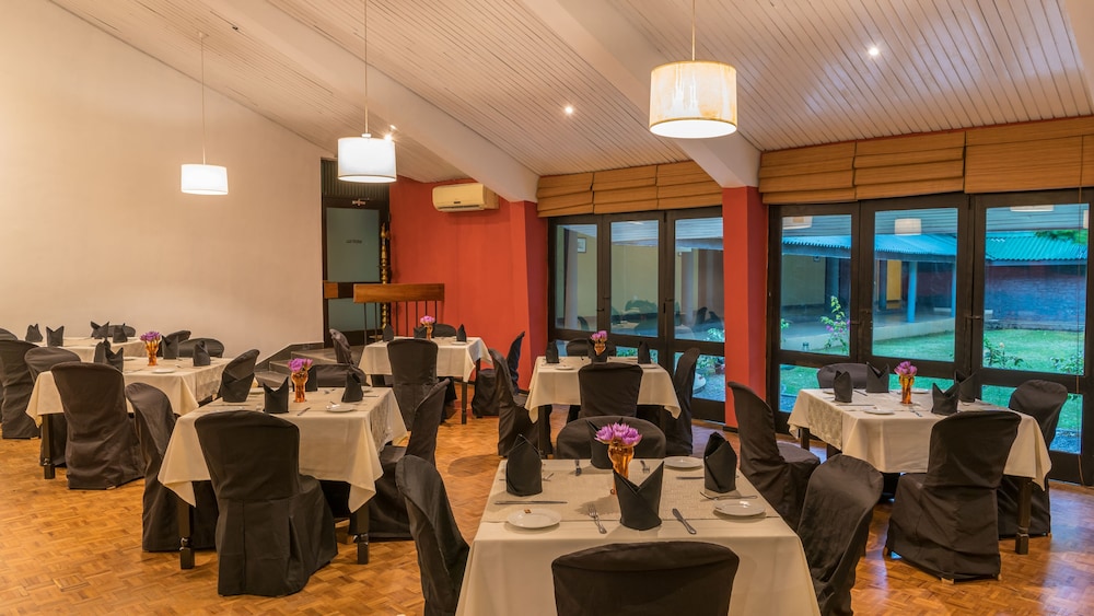 The Lake Hotel 24/50