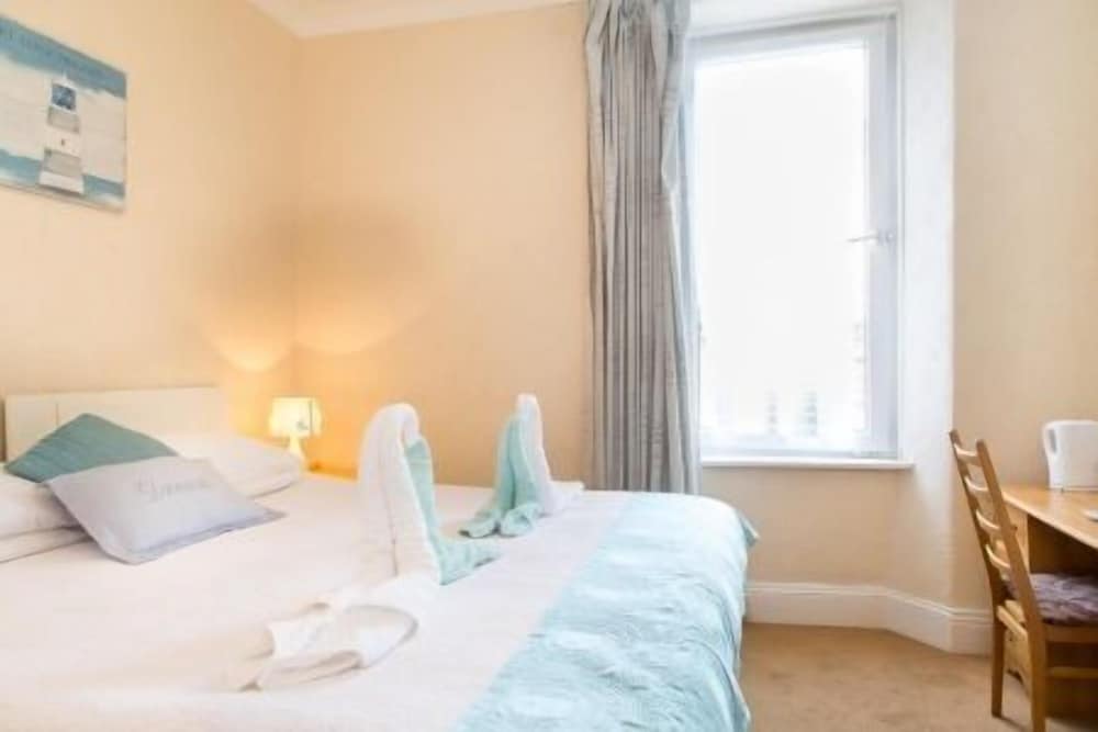 The Firs Guest House 9/45