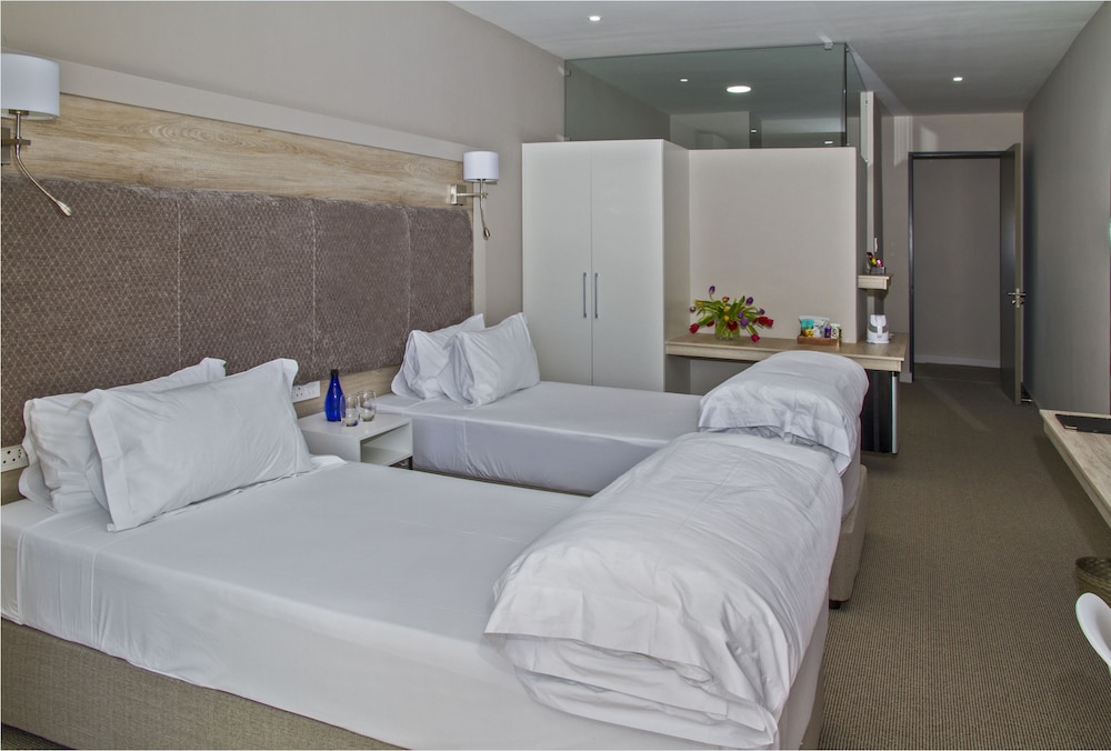 ROOM 2, DOUBLE OR TWIN BED