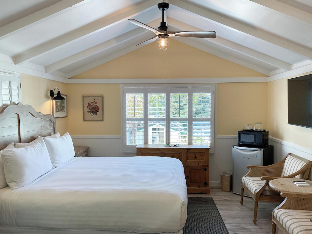 EXECUTIVE, SUITE