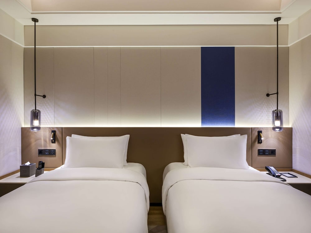 DELUXE, TWIN BEDS