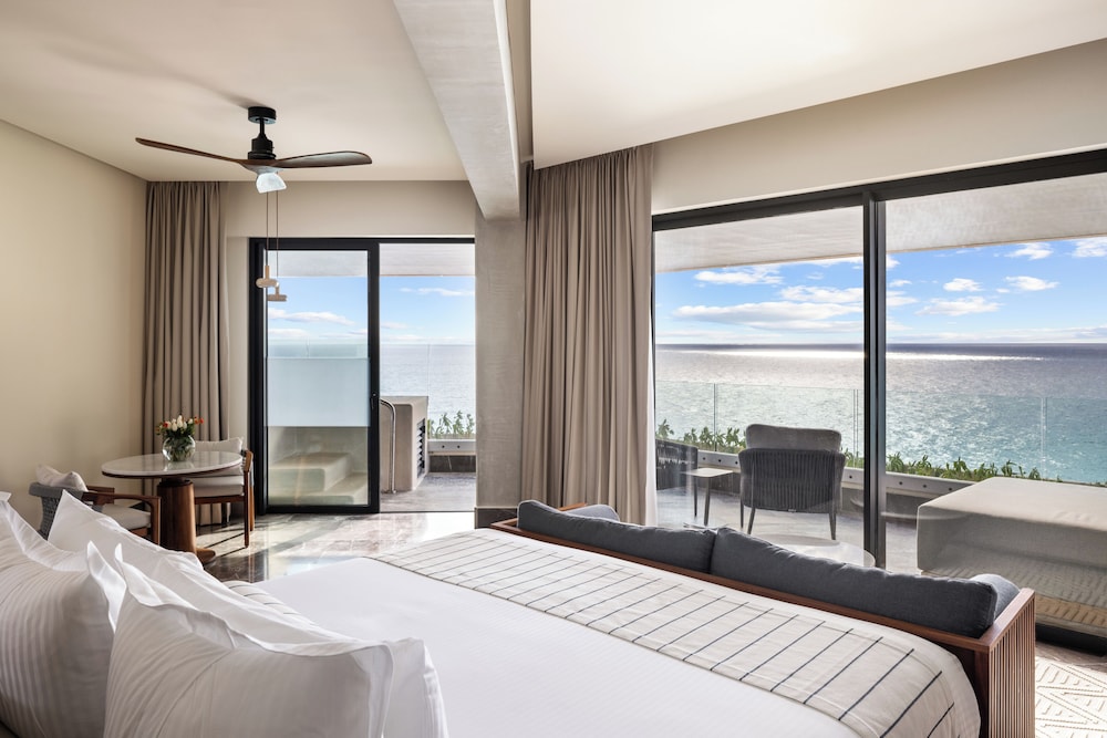 Preferred Club, Master, Suite, King Bed, Ocean Front, Plunge Pool