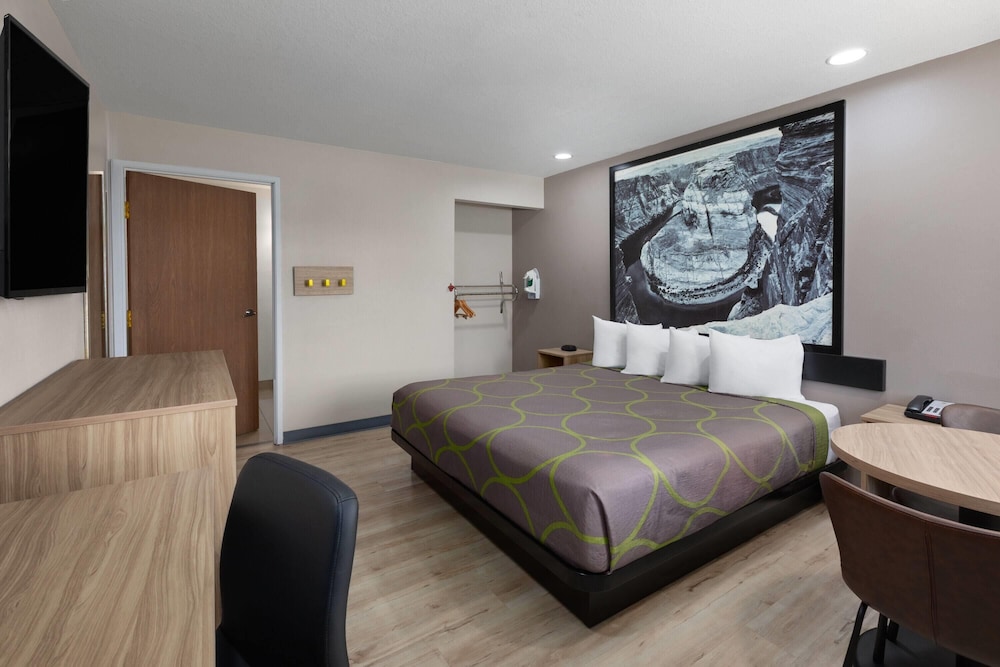 Super 8 by Wyndham Tucson/Grant Road Area AZ 7/50