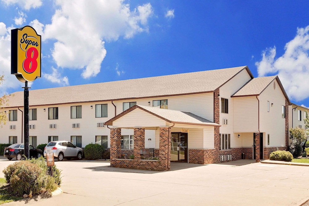 Super 8 by Wyndham Dyersville near Field of Dreams 1/36