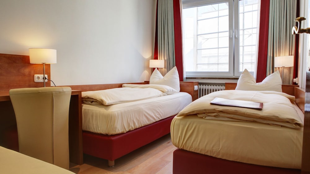 STANDARD, QUEEN BED